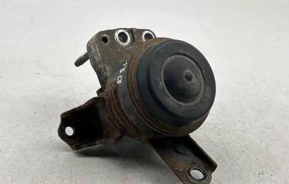 Toyota Yaris Engine mount bracket