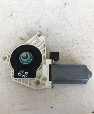 Volkswagen PASSAT B8 Front door window regulator motor 5Q4959802B