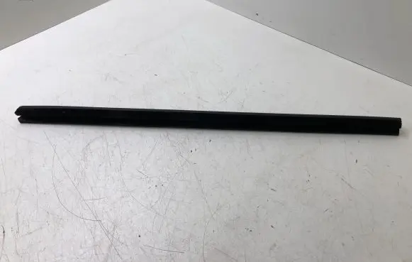 Toyota Avensis T270 Rear door windshield rail 
