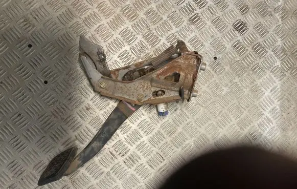 Toyota Land Cruiser (J120) Brake pedal 