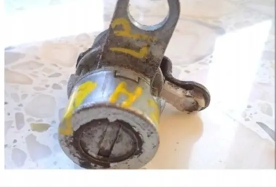 Hyundai H200 Front door lock (next to the handle) 