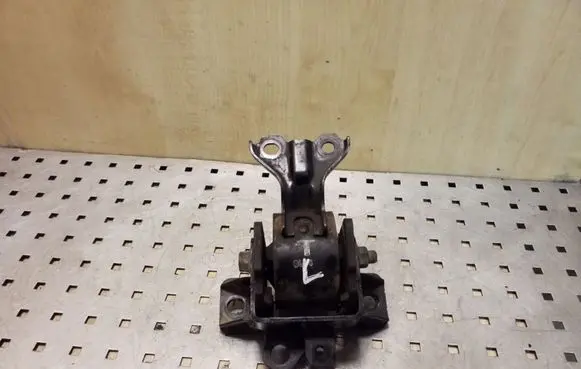 Peugeot 4007 Engine mount bracket