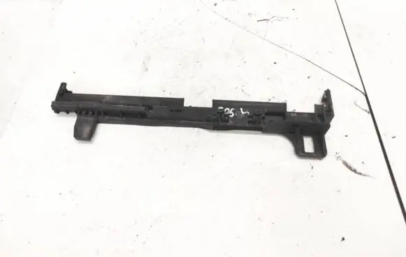 Mercedes-Benz C AMG W204 Radiator mount bracket 0477902903 047790-2903