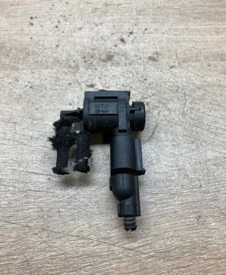 Volkswagen Golf IV Vacuum valve 1J0906283B