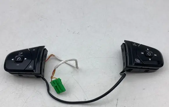 Steering wheel buttons/switches