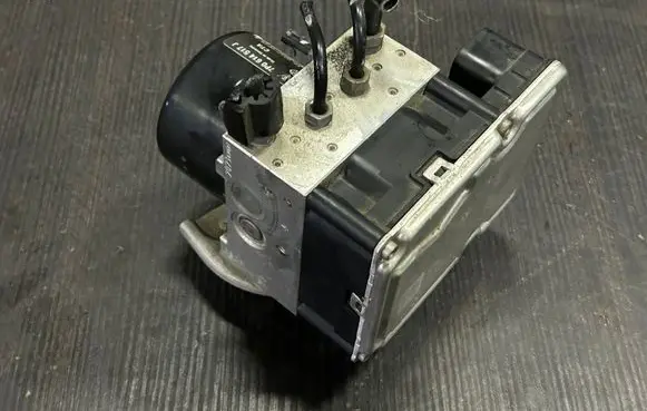 Volkswagen Touareg II ABS Pump 7P0907379J 7P0614517J