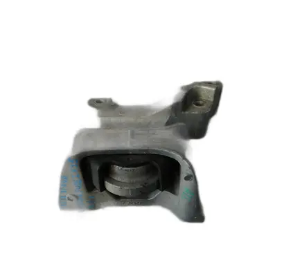 Engine mount vacuum valve