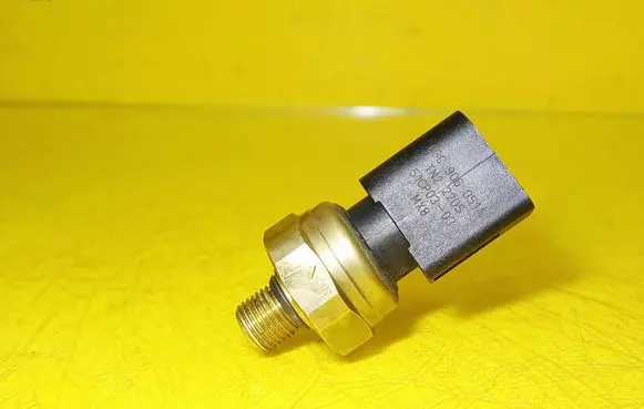 Volkswagen Touran I Fuel pressure sensor 03C906051A