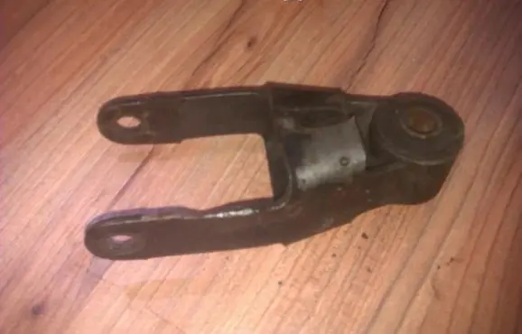 Peugeot 605 Engine mount bracket