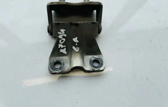 Subaru Legacy Tailgate/trunk/boot hinge