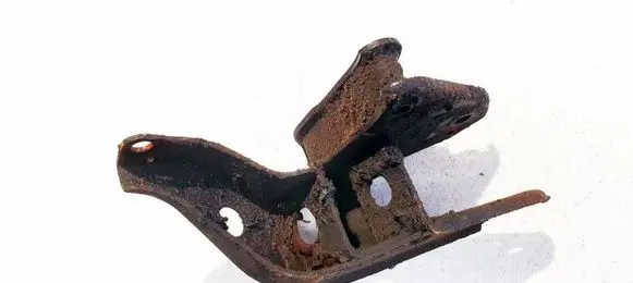 Nissan Primera Engine mounting bracket