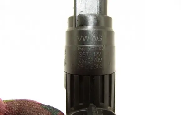 Volkswagen Touran I Windscreen/windshield washer pump 1k6955651
