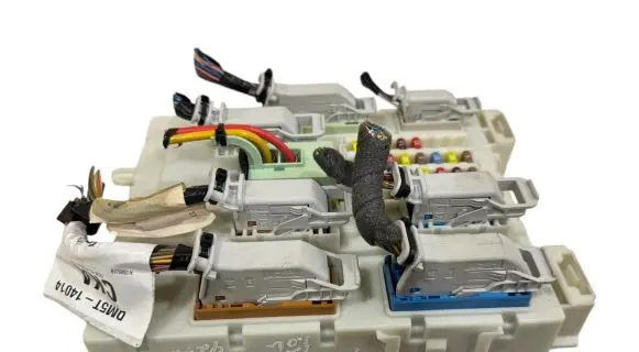 Ford Focus Fuse module 97RI010012 30S522074F06 BV6N14A073ET