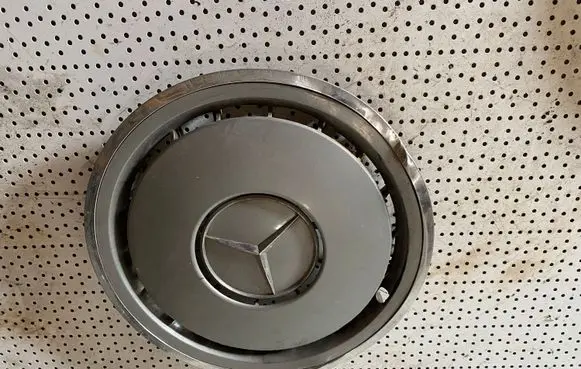 Mercedes-Benz E W124 R15 wheel hub/cap/trim 1244010924