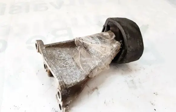 Volkswagen PASSAT B5.5 Engine mounting bracket nenustayyta