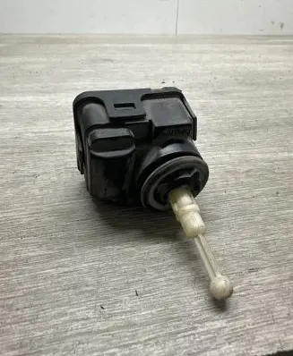 Volkswagen PASSAT B5 Headlight level adjustment motor 3A0941295