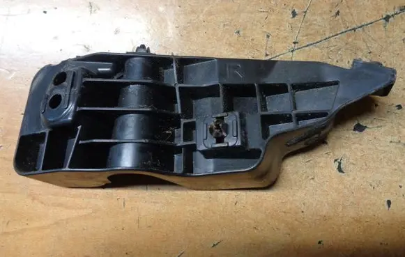 Suzuki Swift II Front bumper mounting bracket