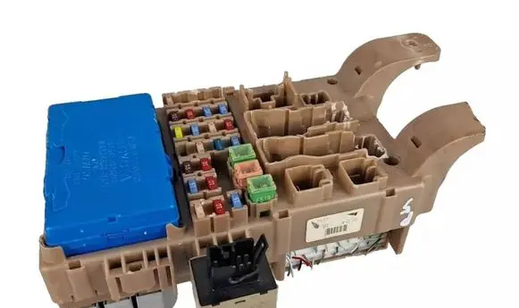 Toyota Corolla Verso E121 Fuse module 8264102040