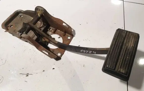 Chrysler Town Country II Brake pedal 