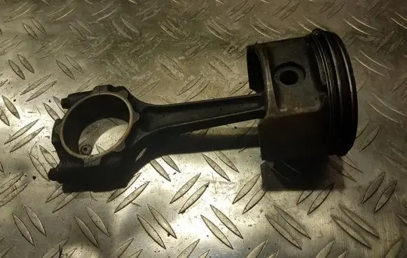 Opel Astra H Piston with connecting rod