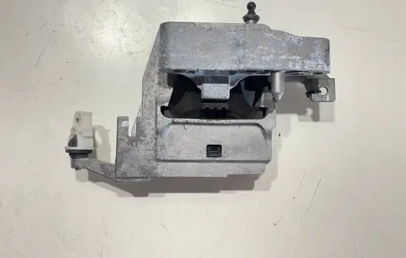 BMW 1 F40 Engine mount bracket 6875632