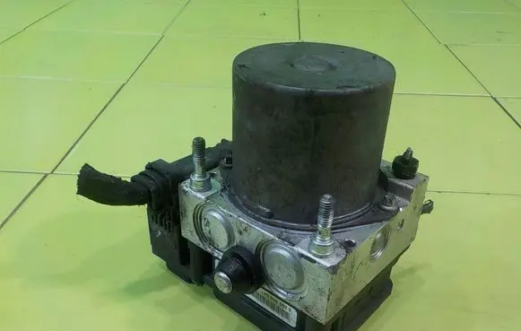 Hyundai Santa Fe ABS Pump 589102B300