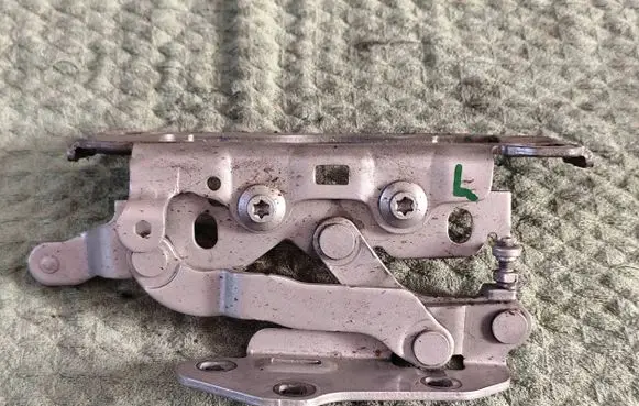 Mercedes-Benz C AMG W204 Engine bonnet/hood hinges A2048800728 C775