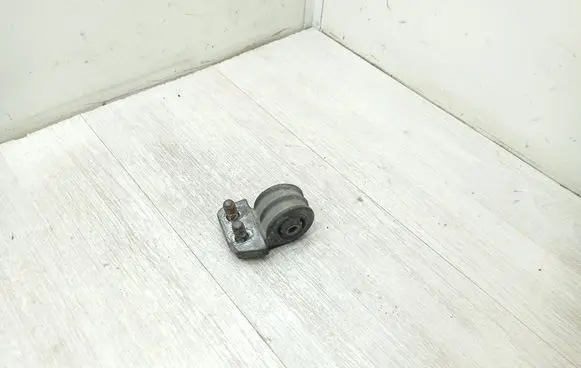 Volvo V70 Engine mount bracket