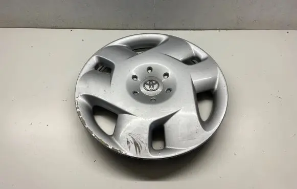 Toyota Avensis T250 R15 wheel hub/cap/trim 