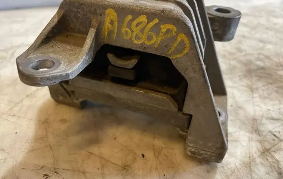 Engine mount bracket