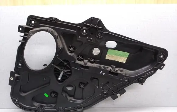 Rear door manual window regulator