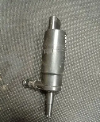 Volkswagen Touran I Windscreen/windshield washer pump