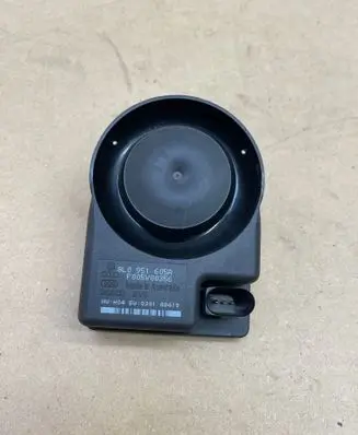Audi A4 S4 B6 8E 8H Alarm system siren 8L0951605A F005V00356