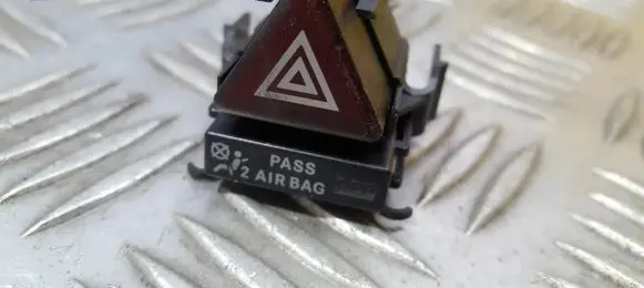 Mercedes-Benz A W169 Hazard light switch 1698203610 33450101