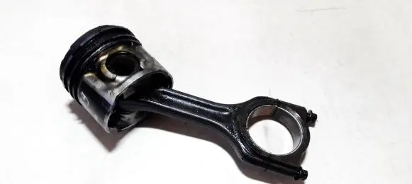 Ford Focus Piston with connecting rod 619