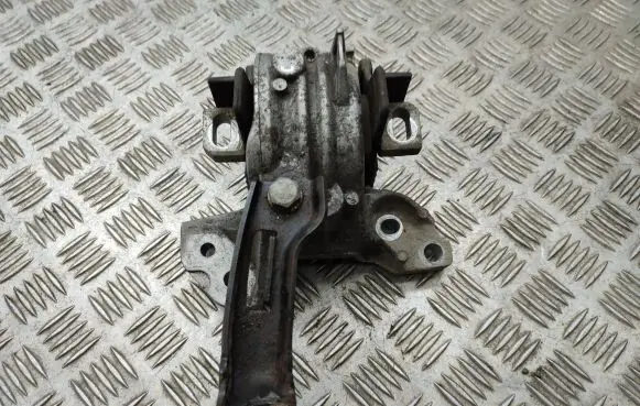 Peugeot 508 Engine mount bracket