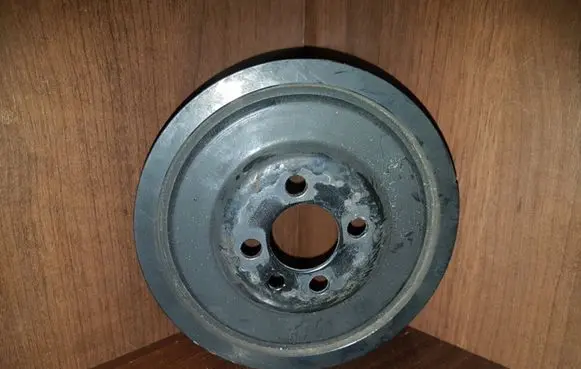 Volkswagen PASSAT B6 Crankshaft pulley 03G105243
