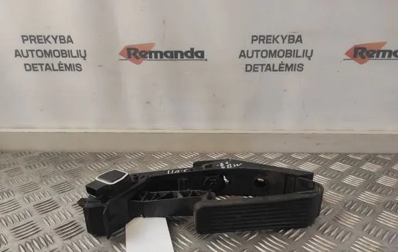 Mercedes-Benz S W221 Accelerator throttle pedal A2113010001 1293010382