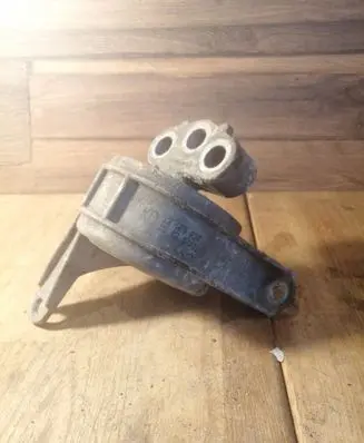 Opel Zafira B Engine mount bracket
