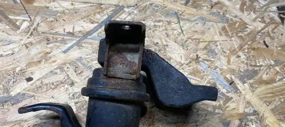 Mitsubishi Lancer Engine mount bracket