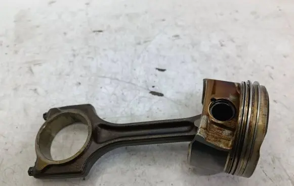 Peugeot 308 Piston with connecting rod