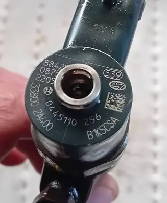 Hyundai i30 Fuel injector 0445110256