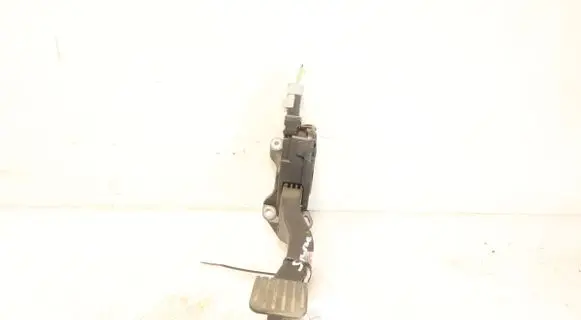 Accelerator throttle pedal