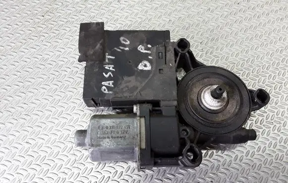 Volkswagen PASSAT B6 Front door window regulator motor 0130822451