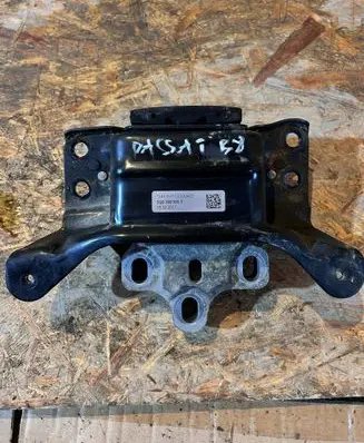 Volkswagen PASSAT B8 Engine mount bracket 5Q0199555R