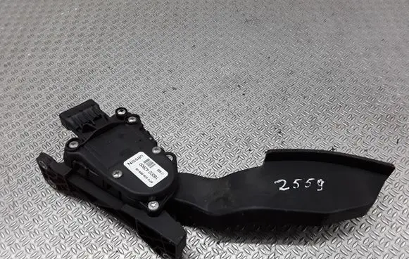 Nissan Maxima A34 Accelerator throttle pedal 180024Z800