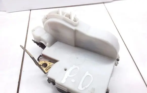 Volkswagen Golf III Front door lock 1H1837016