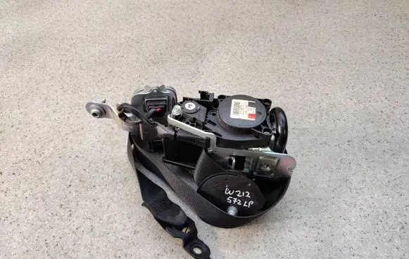 Mercedes-Benz E W212 Front seatbelt 