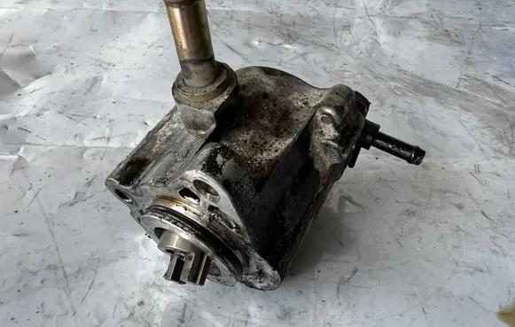 Toyota RAV 4 (XA20) Vacuum pump