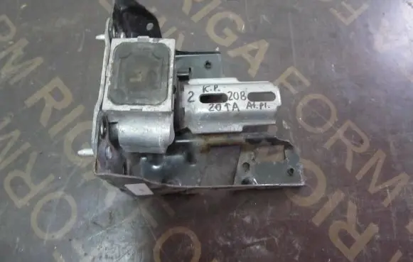 Peugeot 208 Engine mount bracket 9680079880